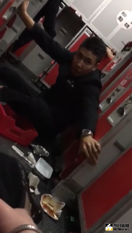 ▲亞航X一架桃園飛吉隆坡班機，在飛行途中遇到強烈亂流。（圖／翻攝自Jeifm臉書）