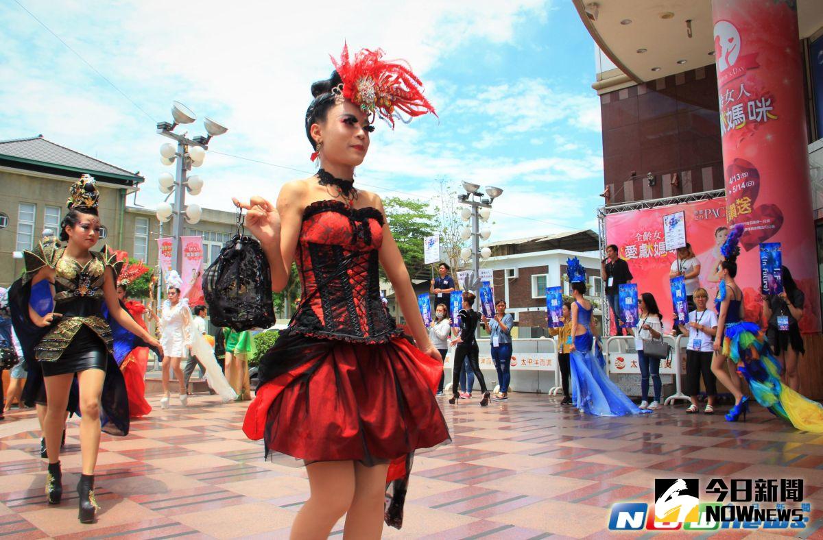 ▲慈惠醫專美容造型設計科以快閃方式在太平洋百貨一樓廣場走秀，為今年的畢業展造勢宣傳。（圖／記者陳宗傑攝,2017.5.12）