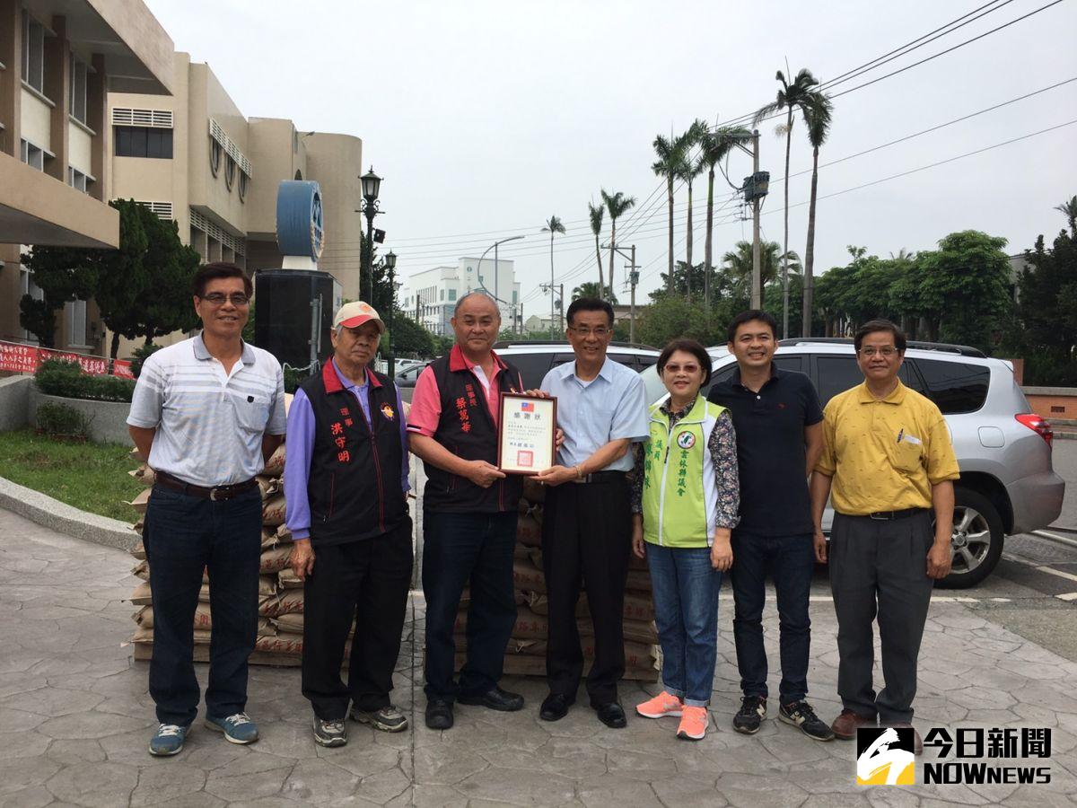 ▲廖議員與詹主秘頒感謝狀給嘉邑行善團。（圖／記者郭春輝攝，2017.05.19）