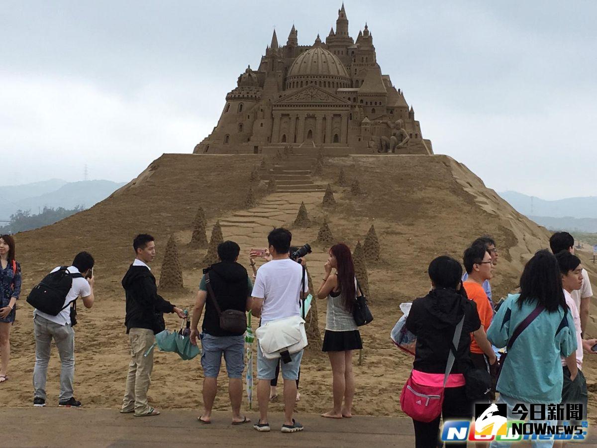 ▲圖說，2017福隆國際沙雕藝術季今（6）日在福隆海水浴場開幕，主雕－城堡沙雕高達13公尺，相當吸睛。（圖／記者陳志仁攝，2017.5.06）