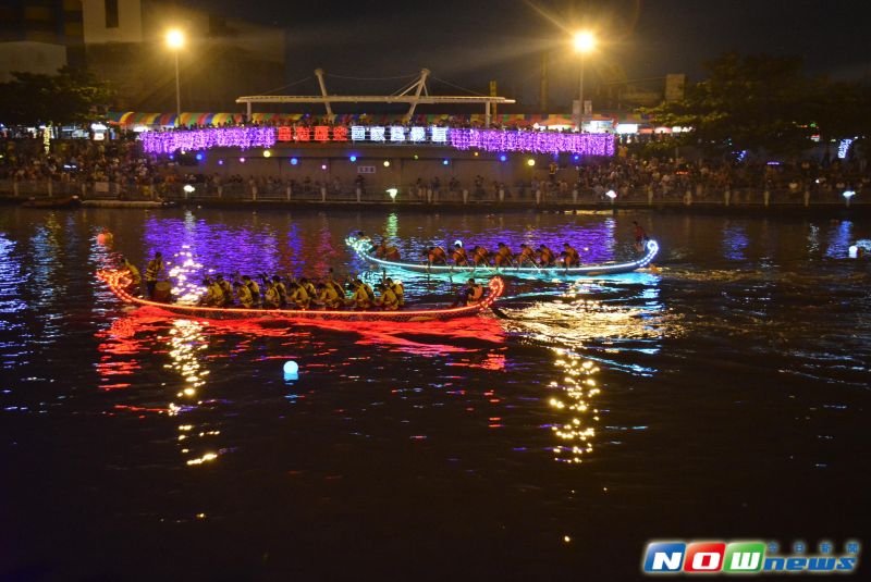 ▲2017鹿港慶端陽系列活動-國際龍舟錦標賽，福鹿溪兩側燈光映照，伴著絢麗的龍舟燈飾，鹿港的夜格外迷人。（圖／記者陳雅芳攝，2017.5.30）