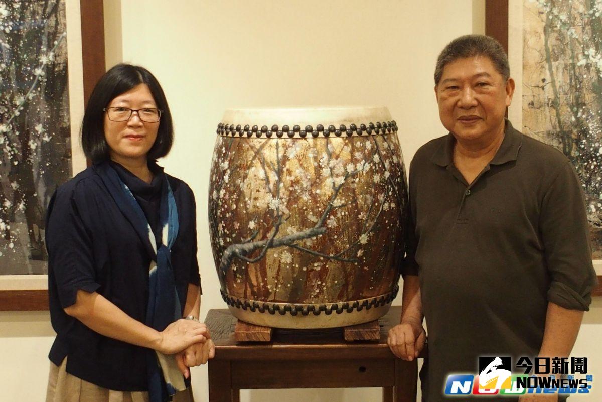 ▲「製鼓王」王錫坤（右）師傅跨界與棉紙撕畫老師謝淑慧的合作作品「一剪梅」。（圖／新莊文化藝術中心提供，2017.5.20）