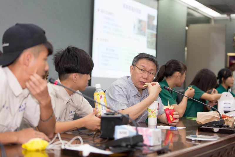 ▲台北市政府教育局開出第一槍，即日起嚴格要求補習班以揭露教師真名為原則。台北市長柯文哲今（12）日晚間在臉書PO文表達看法。（圖／翻攝自柯文哲臉書）