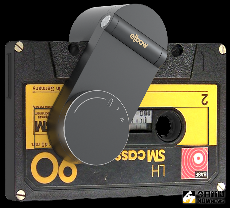 ▲elbow夾住錄音帶後就可播放音樂。（圖／取自elbow官網）