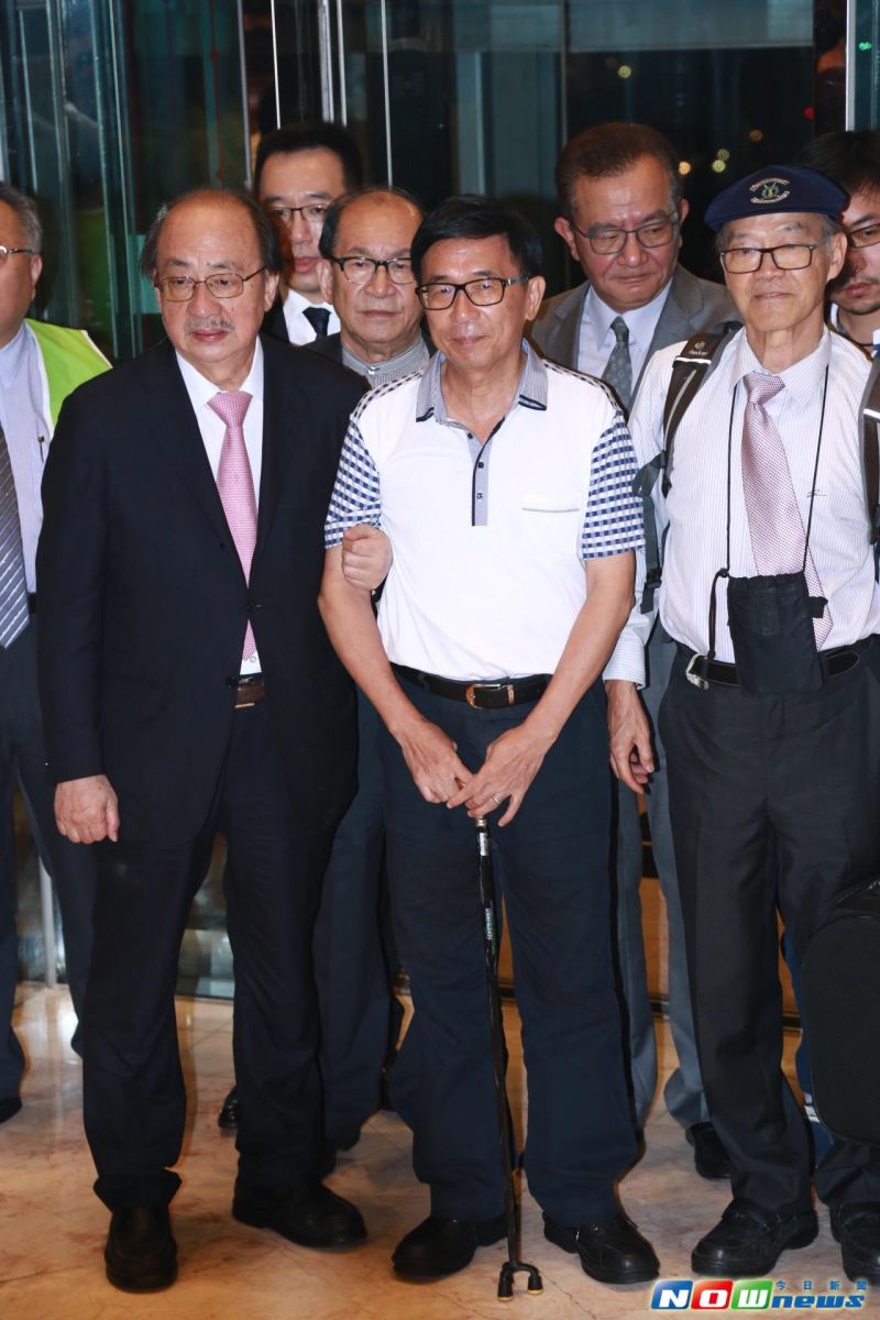 ▲陳水扁在柯建銘等人的陪同下進入餐會現場。（圖／記者葉政勳攝，2017.05.19）