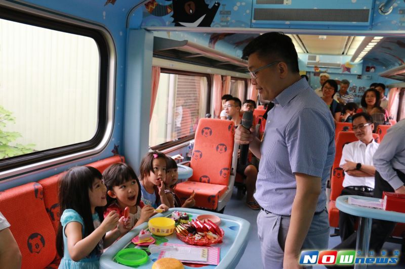 ▲台鐵首輛自強號親子車廂，立法院副院長蔡其昌、立法委員李昆澤試乘。（圖／副立法院長蔡其昌辦公室提供2017.5.26）