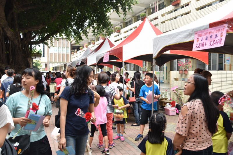 ▲文昌媽媽們開心逛市集。（圖／記者郭春輝攝，2017.05.13）