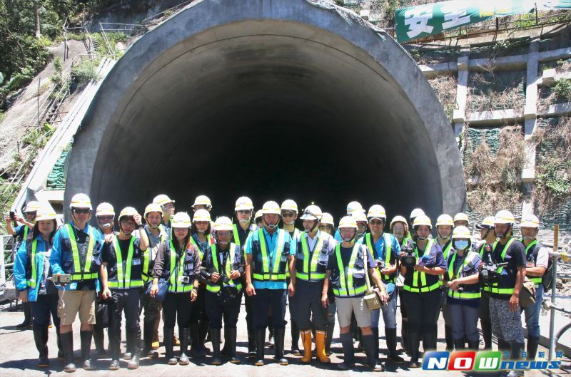 ▲屏東和台東媒體記者參訪台9線南迴公路草埔安朔隧道雙向工程。（圖／記者陳宗傑翻攝,2017.05.10）