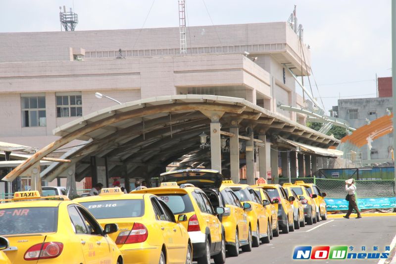 ▲台東火車站前新建計程車排班專區已於106年1月20日啟用，為維持交通順暢並加強整頓車站前交通秩序，自今（5）日起，將加強取締空計程車進入站前車道攬客。（圖／記者劉修銘攝，2017. 05. 05.）