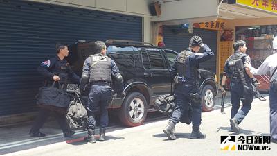 新北市警局新店分局30日上午拘提太陽會總顧問劉邦誠時，劉嫌拒捕警匪展開駁火，雙方在中和興南觀光夜市巷弄內互開50槍，霹靂小組（圖）也出動到場支援。中央社記者王朝鈺攝　106年4月30日