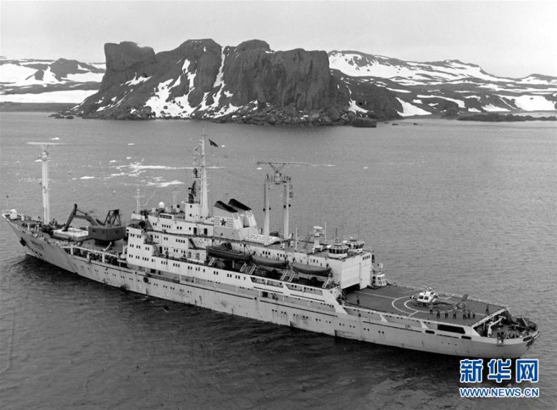 「向陽紅10號」科學考察船在民防灣拋錨。中國大陸南極考察船隊於1984年12月26日勝利駛抵南極洲喬治島民防灣。