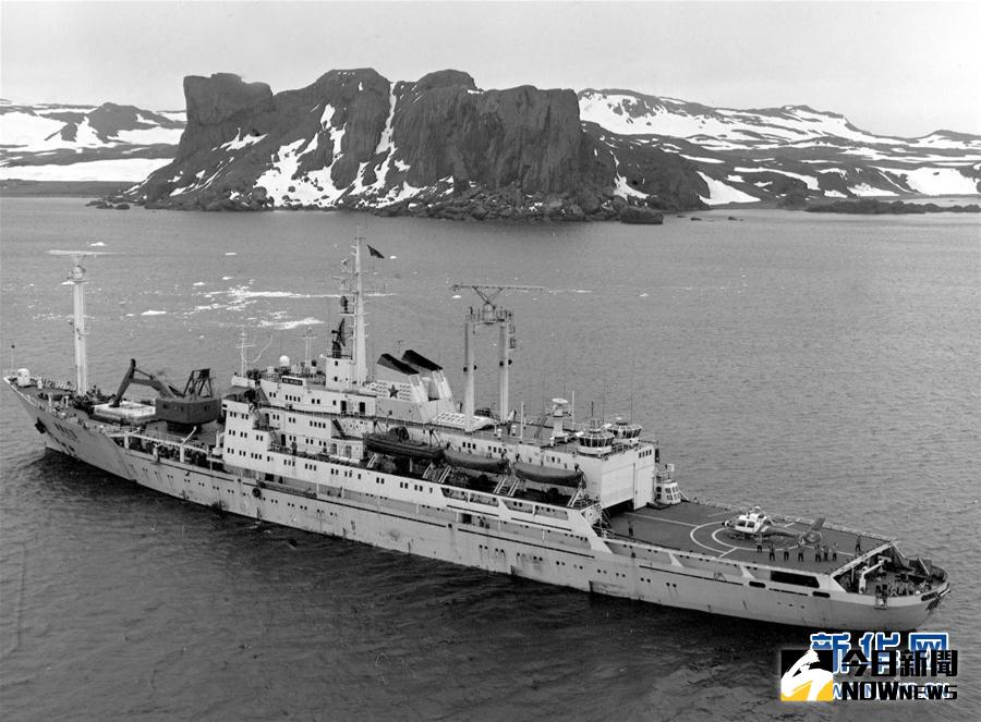 「向陽紅10號」科學考察船在民防灣拋錨。中國大陸南極考察船隊於1984年12月26日勝利駛抵南極洲喬治島民防灣。