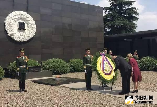 5月16日，在侵華日軍南京大屠殺遇難同胞紀念館，捷克總統夫婦向遇難者敬獻了花圈。