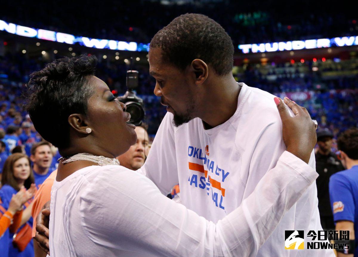 ▲KD與媽媽Wanda有密不可分的感情。（圖／美聯社資料照／達志影像）