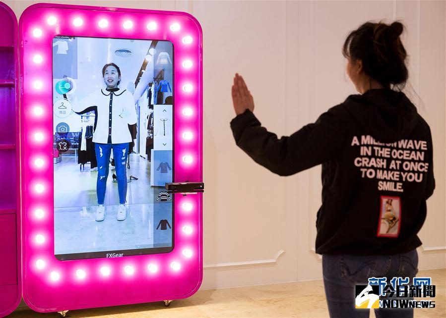 5月8日，一名顧客在南京新街口一家商場內體驗「虛擬試衣鏡」。