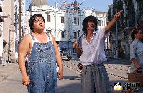 ▲周星馳（右）在《功夫》中飾演一位想入幫派的小混混。如今續集有譜，影迷也希望星爺可以回歸大銀幕。（圖／翻攝自臉書，2017.05.09）