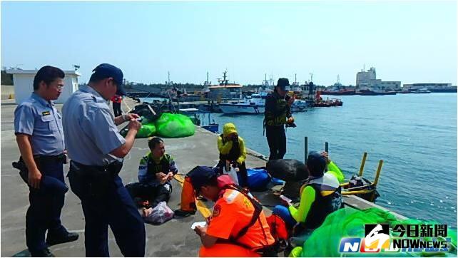 ▲海巡署第四海岸巡防總隊麥寮安檢所發現人民需要救護，隨即通報並派員前往協助。（圖／海巡署提供）