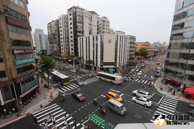 台電日前施作台北市八德路、光復北路工程時發生意外，造成地層塌陷，原訂19日通車，但因18日清晨已完成路面鋪設，提前至下午5時全線通車。中央社記者徐肇昌攝 106年5月18日