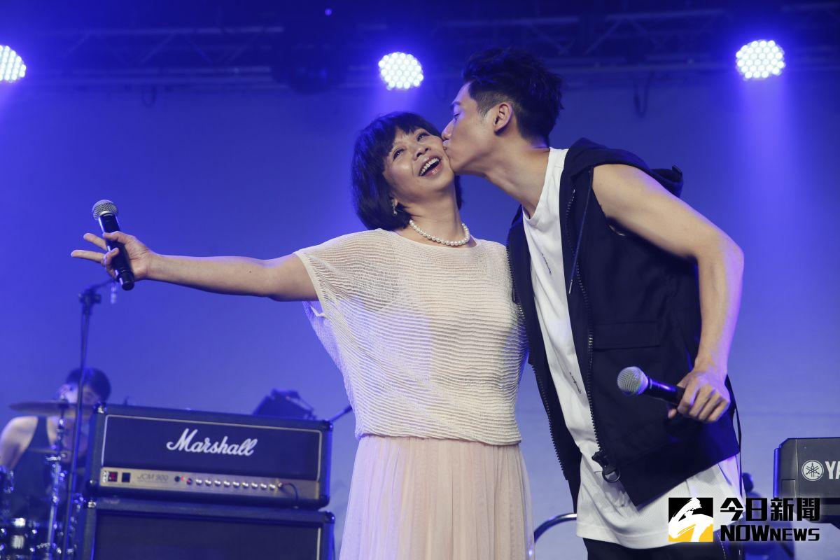 ▲蔡旻佑（右）邀請媽媽擔任演唱會嘉賓。（圖／寬宏提供，2017.05.20）