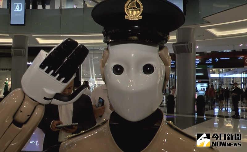 ▲杜拜正式啟用機器人警察，於賣場、觀光景點值勤。（圖／翻攝自YouTube）