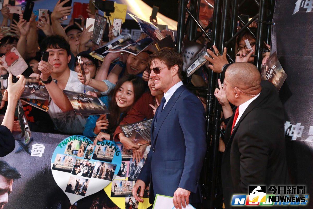 ▲阿湯哥（墨鏡）笑容可掬跟粉絲合照。（圖╱記者陳明安攝，2017.05.25）