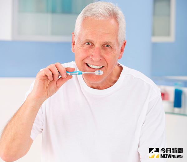 ▲呂睿庭醫師提醒，牙周病不僅會導致牙齒脫落，更可能對全身健康造成重大影響。（圖／ingimage）