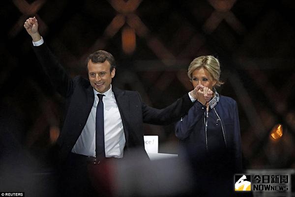 馬克宏當選法國總統在羅浮宮發表講話，妻子緊握其手。