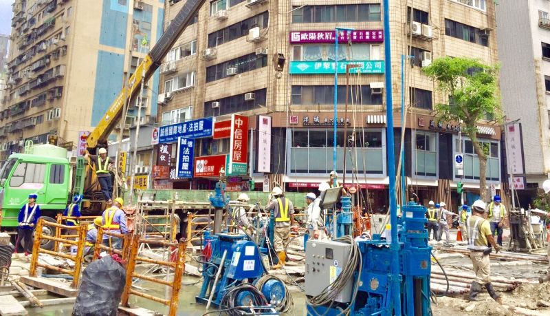 ▲台電施工導致北市光復南北路、八德路口路面塌陷，交通管制讓用路人抱怨連連。（圖／台電公司提供）