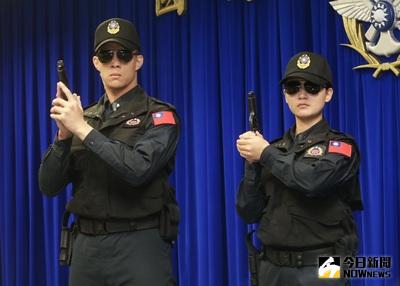 負責總統府和官邸維安勤務的211營和332營憲兵勤務服將全面換裝，憲兵指揮部考量現行總統府和官邸的憲兵勤務服，於96年配發迄今，對於官兵勤務裝備攜行及突發狀況應處不便，因此研改現行勤務服樣式。中央社記者裴禛攝 106年5月17日