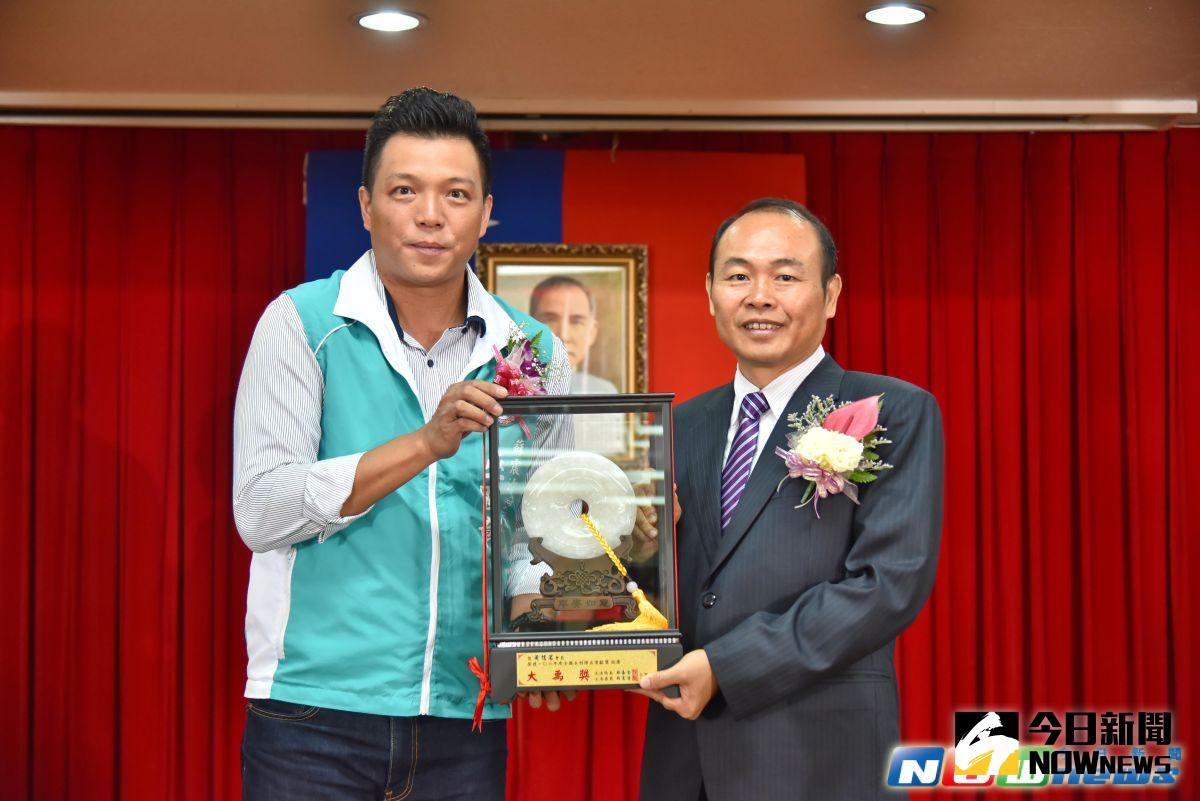 ▲黃信茗會長(右)獲頒大禹獎殊榮。（圖／記者陳宗傑攝,2017.5.23）