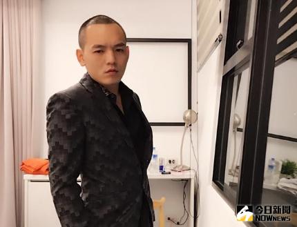 ▲春風近日被直擊帶白帽妹上摩鐵，經紀公司回應只是朋友。（圖／翻攝自玖壹壹臉書，2017.05.03）