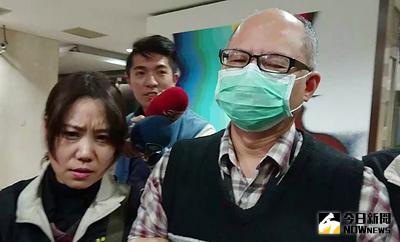 三軍總醫院周邊神經科主任林俊杰（右）涉嫌勾結勞保黃牛，製作逾300件不實醫療紀錄以符合勞保失能認定，詐得逾6000萬元。北檢12日搜索約談林醫、4名黃牛、10名病患、2名證人。中央社記者王揚宇攝　106年1月12日