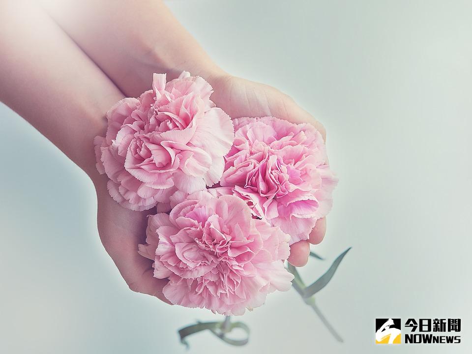 ▲yes123求職網今（5）日公布調查，上班族今年在母親節的花費，平均預算為6543元，現金、保健品成最夯禮。（圖／翻攝自pixabay網站）