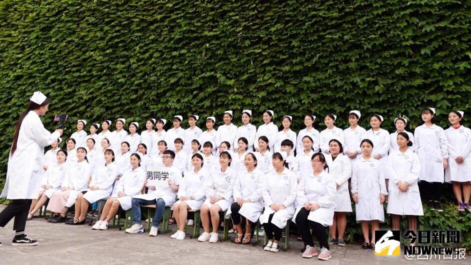 四川省南充衛生學校畢業照。