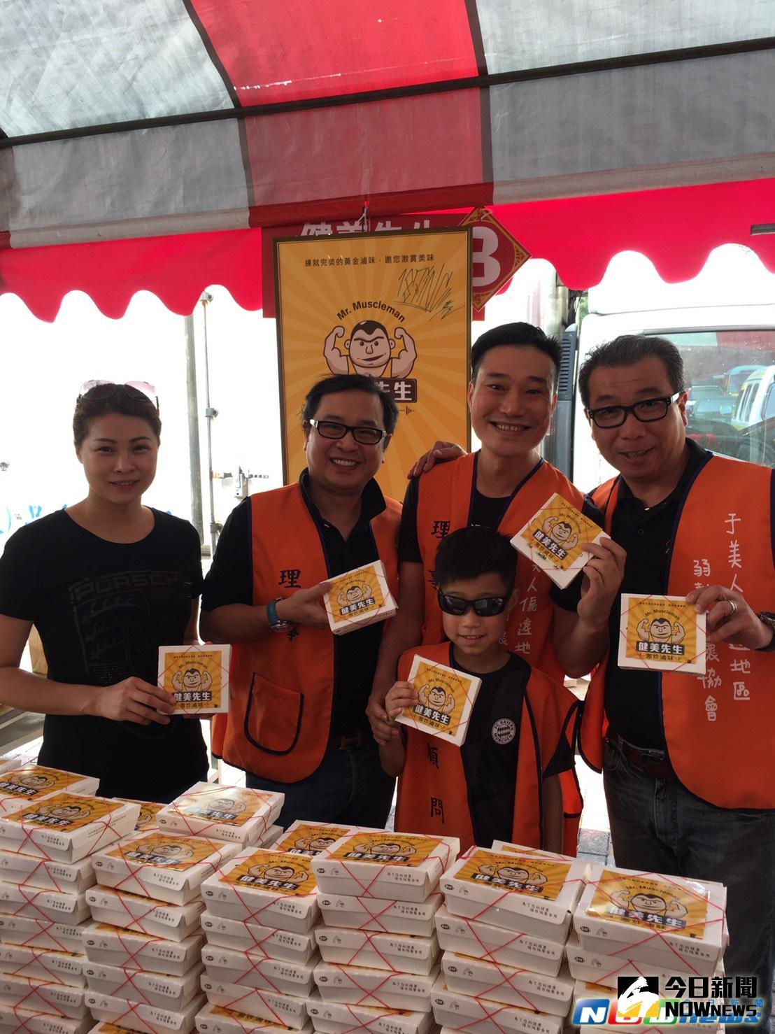 ▲于美人偏遠地區弱勢關懷協會舉辦感恩五月親子愛心園遊會，順仁兄弟會前會長賴朝一(左二) 提供「健美先生」在地小吃，傳達暖胃而感心的關懷之情。（圖／記者柳榮俊攝2017.5.7）