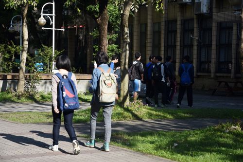 開學了！92.5%大學生計畫打工　68%入不敷出
