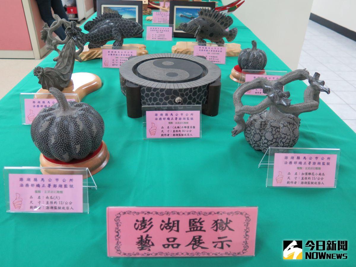 ▲與澎湖監獄合作，將收容人創作之作品於公所二樓進行展出。（圖／記者鄧至傑攝）