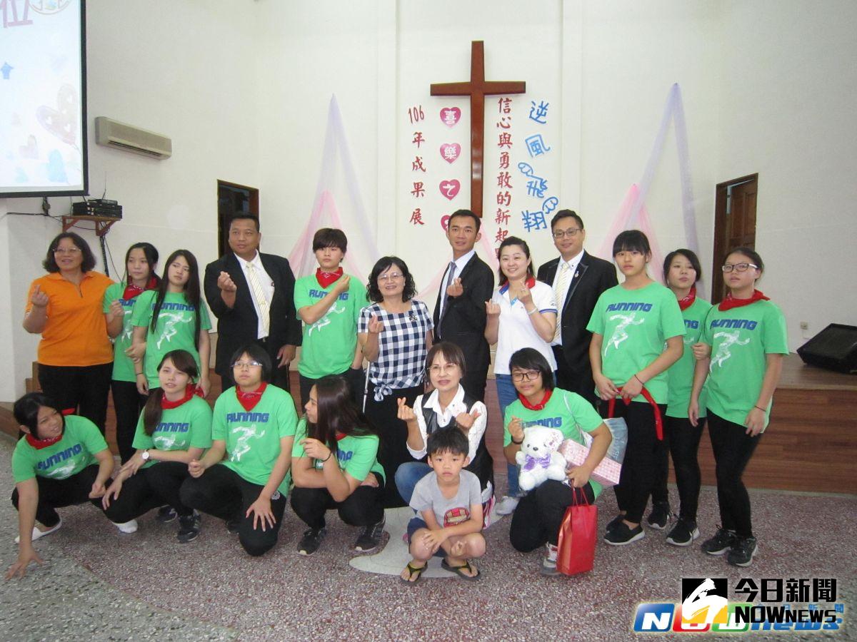 ▲喜樂之家舉辦畢業成果展，逆風飛翔的少年努力的將學習做展現，她們將用信心與勇敢飛向新起點。（圖／記者陳雅芳攝，2017.5.27）