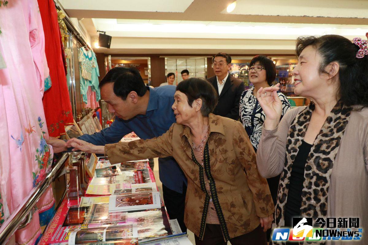 ▲人稱歐陽奶奶的張常美，向新北市長朱立倫介紹「歐陽慧珍舞蹈團教室」的許多服裝都是她一針一線縫製，右一為歐陽慧珍。（圖／記者陳志仁攝，2017.5.08）