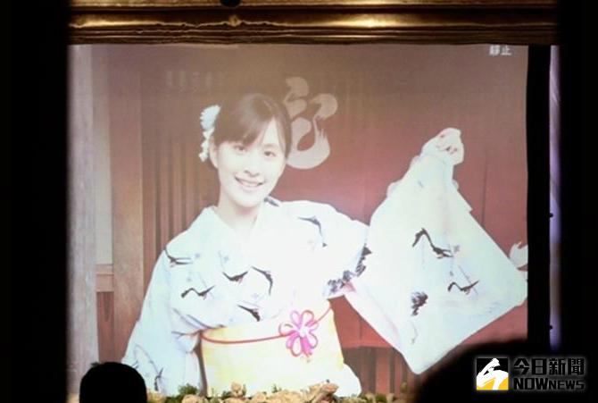 「房思琪的初戀樂園」作者林奕含逝世，12日上午在台北市立第二殯儀館舉行告別式，投影布幕是播放林奕含穿和服甜笑照片，會場也擺滿鮮花，十分清新素雅。中央社記者吳翊寧攝 106年5月12日