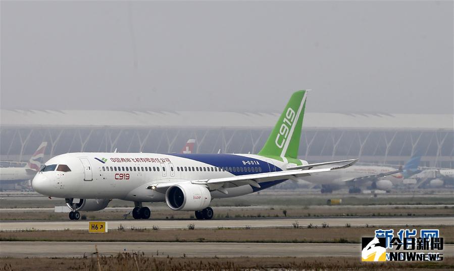 大陸國產大飛機C919在上海浦東國際機場4號跑道，進行首次高速滑行測。