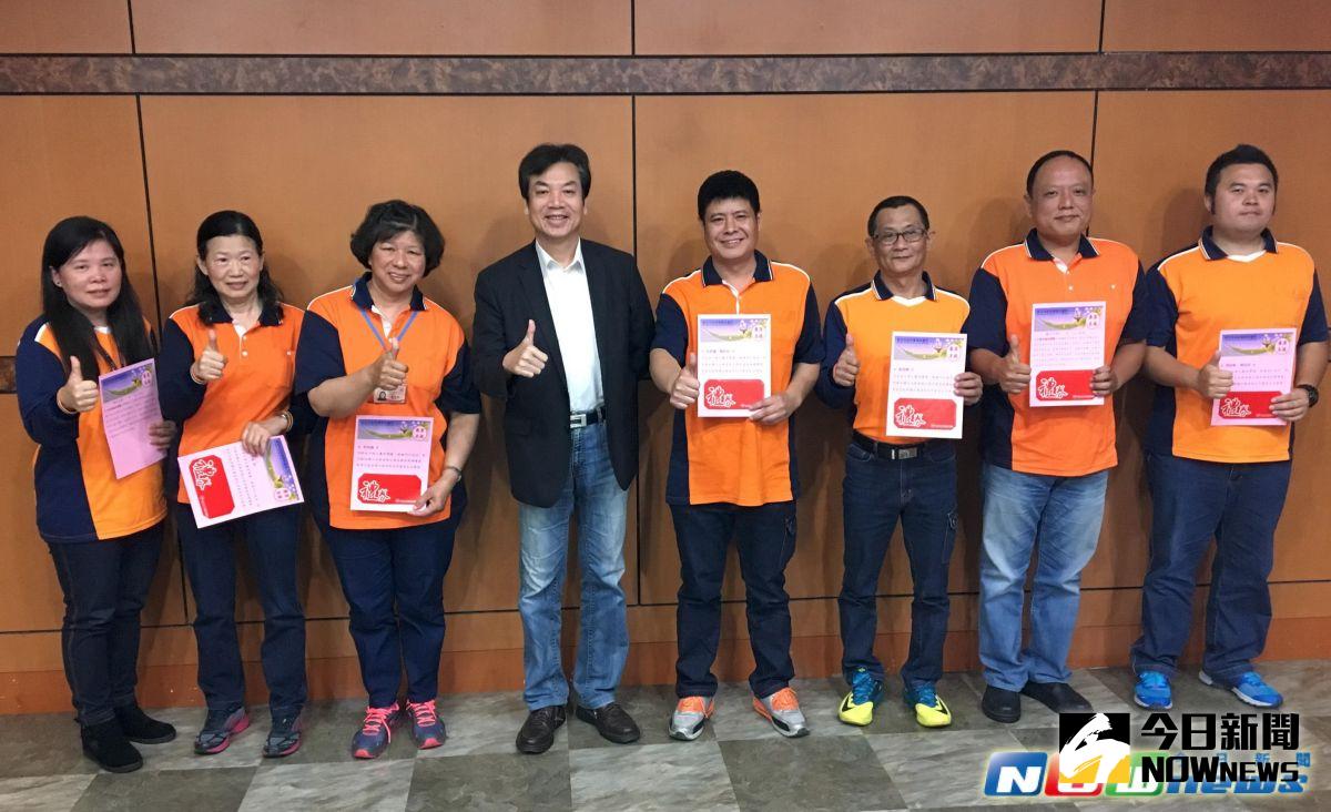 ▲環保局長劉和然（左4）今日公開表揚拾金不昧、熱心服務的清潔隊同仁。（圖／新北市政府環保局提供，2017.5.02）