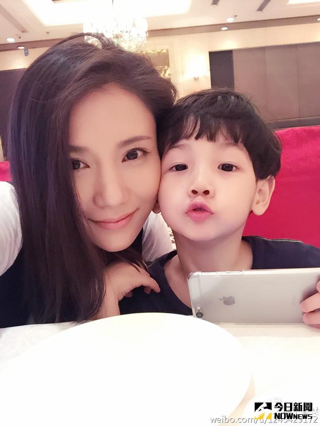 王黎雯與兒子。