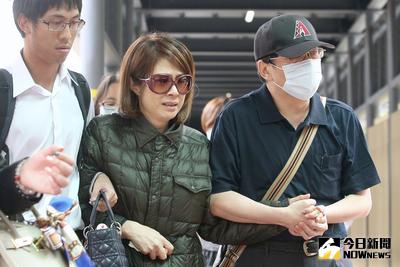 著有「房思琪的初戀樂園」的作家林奕含逝世，12日上午舉行告別式，告別式後移往火化場，林奕含父親（右）緊握妻子的手走在後頭，神情哀慟。中央社記者吳翊寧攝  106年5月12日