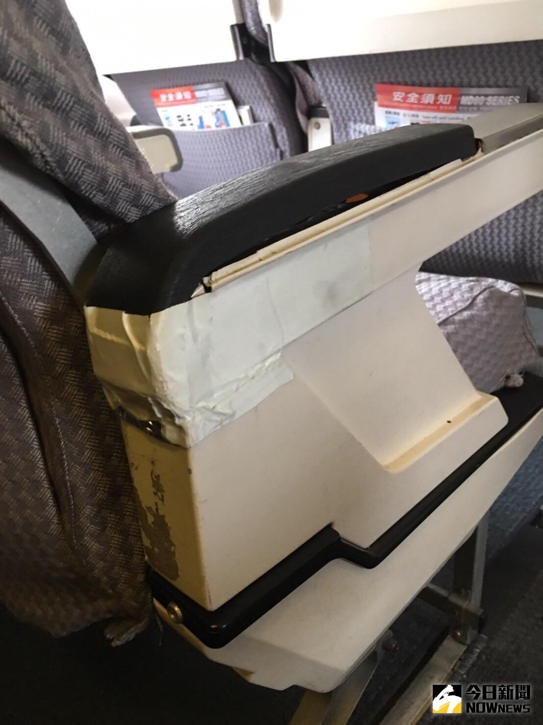 ▲前遠航空姐爆料遠航飛機上座椅貼滿膠帶固定，質疑遠航有意刻意隱瞞。（圖／遠航企業工會提供）
