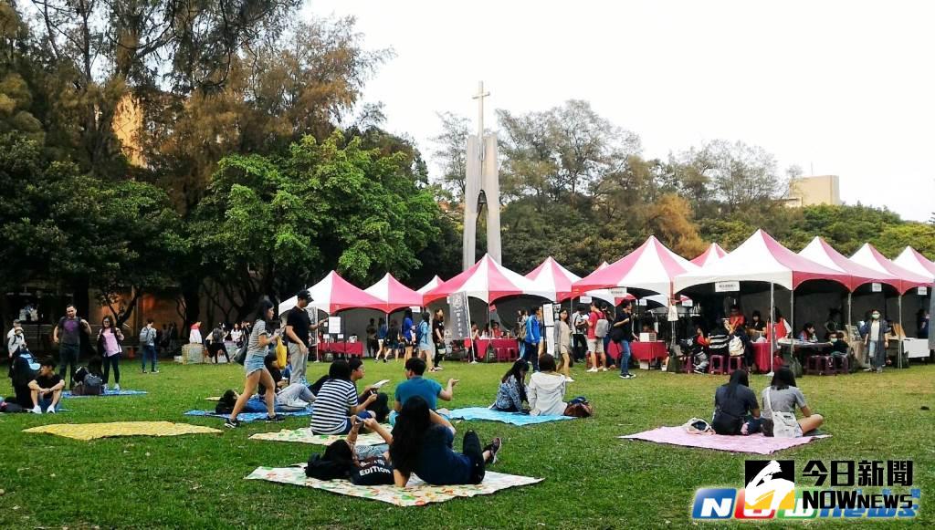 ▲文創+環保+野餐 ，中原大學舉辦文創市集，把校園打造為文創樂園。（圖／中原大學提供,2017.5.4）
