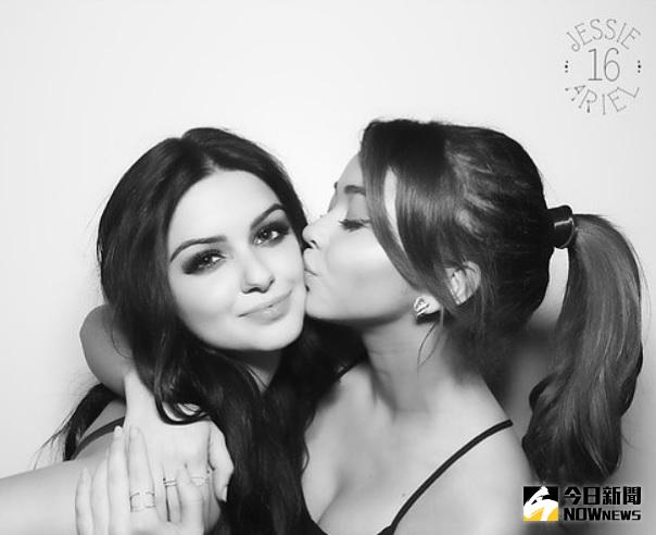 ▲莎拉海蘭與艾莉爾溫特戲裡戲外都擁有好感情。（圖／翻攝自網路）