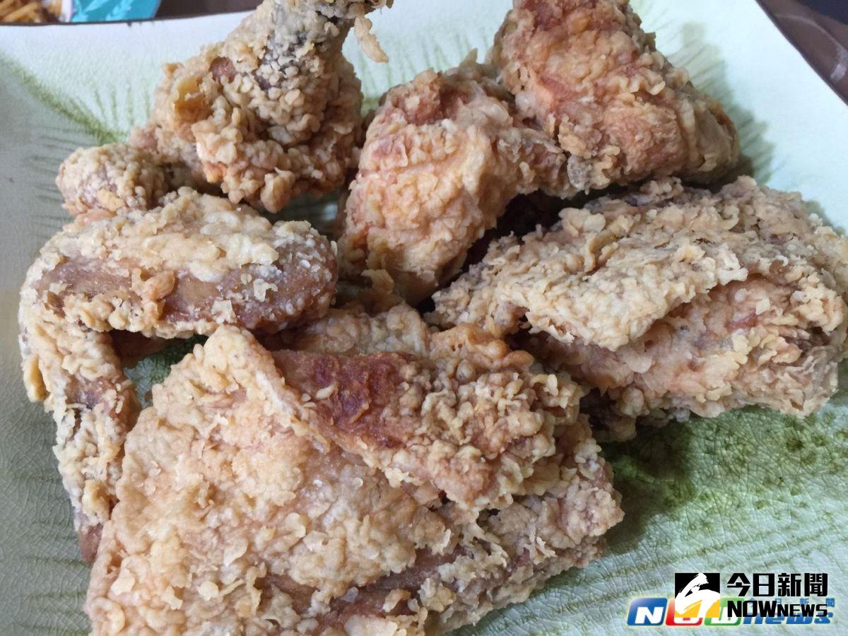 ▲冰淇淋、炸雞、薯條等油膩食物，吃的當下雖能感到滿足，卻是醫師眼中該少碰的「升壓」食物。（圖／資料照片）