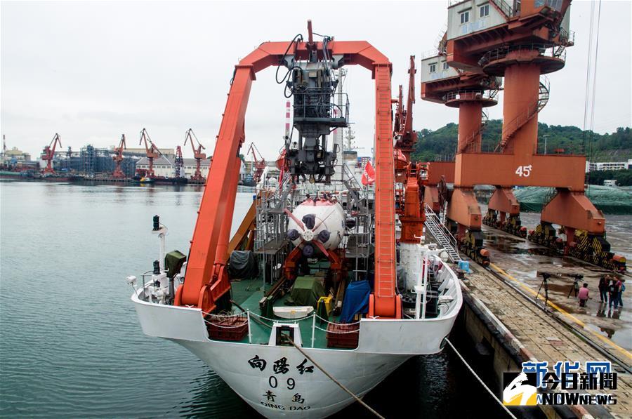 5月16日，搭載「蛟龍」號的「向陽紅09」船在深圳赤灣港碼頭等待起航。當日，中國大洋38航次第三航段從深圳起航，前往雅浦海溝和馬里亞納海溝進行科學考察。