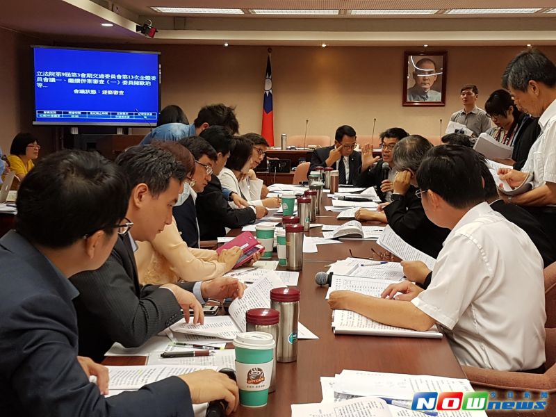 ▲立法院交通委員會審查增訂第78條草案，若行人穿越馬路使用手機或電腦等裝置開罰300元，但草案部分立委有意見所以暫時保留。（圖／記者林縉明攝影）